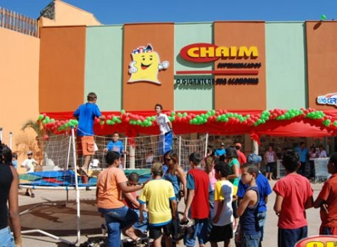 Pblico presente e brinquedos para as crianas na inaugurao Loja 2